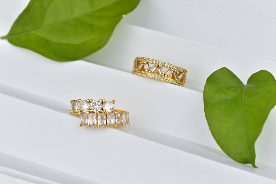 Schitter in stijl met gouden oorbellen en diamanten ringen van Blush Jewels